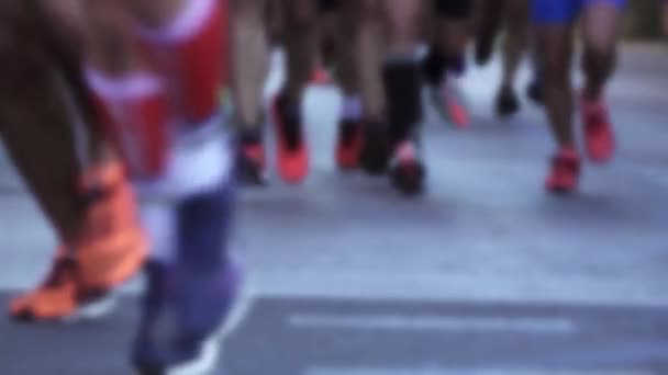 Suddiga löpare som springer maraton i staden — Stockvideo