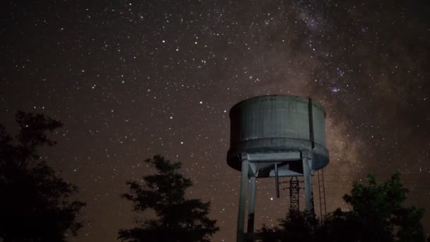 Rovinato serbatoio di acqua di cemento notte lapse con stelle in movimento — Video Stock