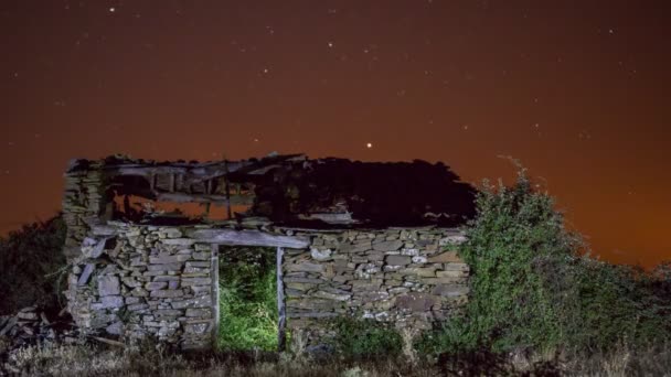 飛行機の跡で夜の建物の崩壊 — ストック動画