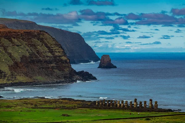 Moai plattform på Påskön från fjärran. Ahu Tongariki — Stockfoto