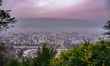 Santiago de Şili şehir merkezinde, And Dağları da arka planda.