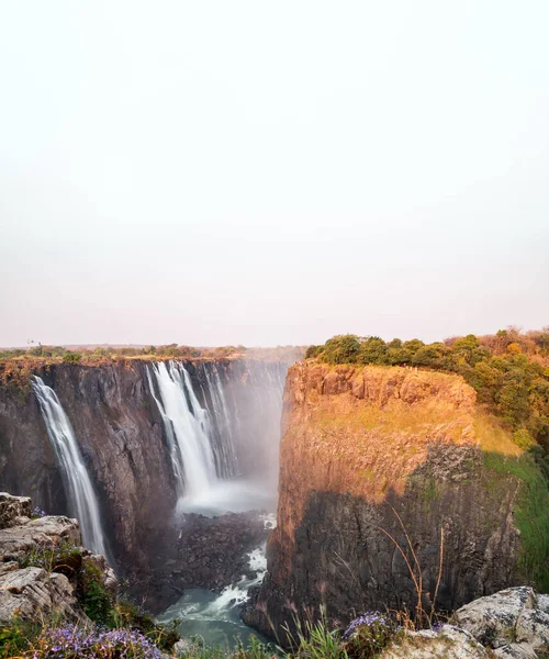 Victoria valt bovenaanzicht in Zambia onder witte lucht — Stockfoto