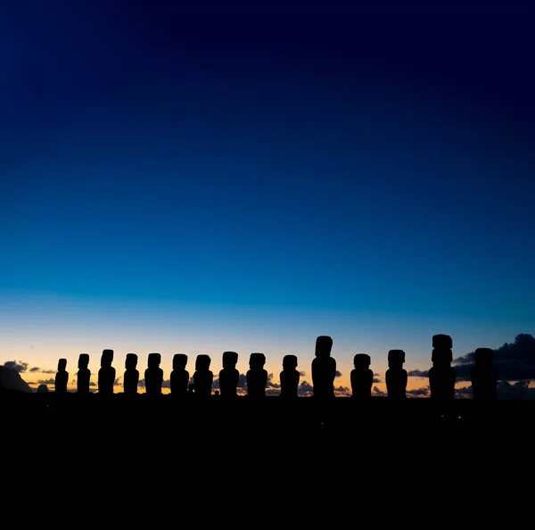 Spectaculaire moai platform silhouet bij dageraad — Stockfoto