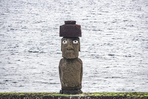 Statue unique Moai avec les yeux sur l'océan — Photo
