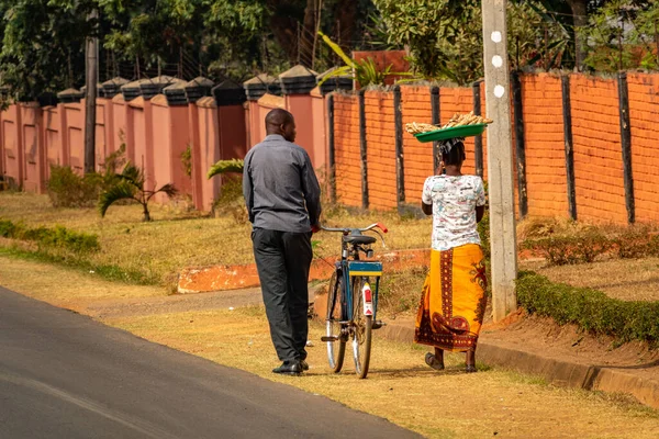 Vista trasera del hombre y la mujer caminando en África —  Fotos de Stock