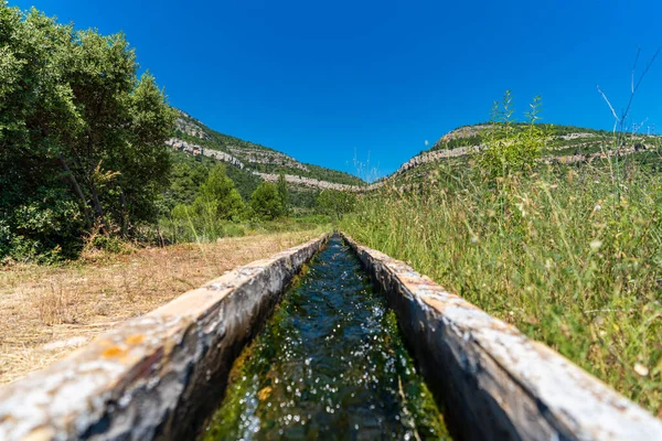 Kanal för transport av vatten till torra områden — Stockfoto