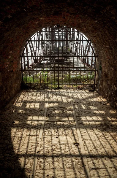 Hinter Gittern, eingesperrt im Schatten — Stockfoto