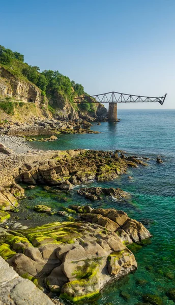 Bahía de carga de hierro abandonado y costa con cielo azul — Foto de Stock