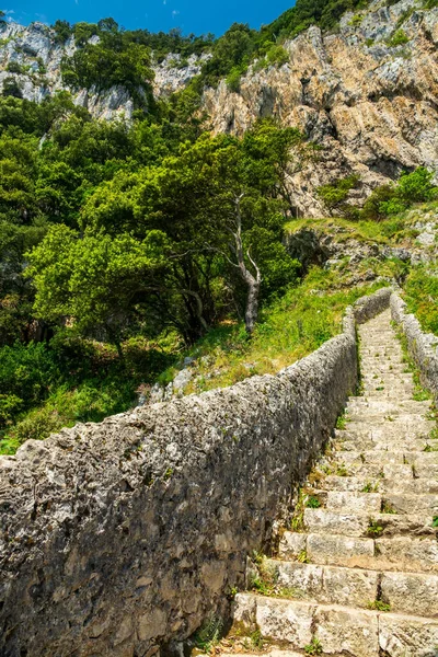 Birçok basamaklı uçurumlara giden yol — Stok fotoğraf