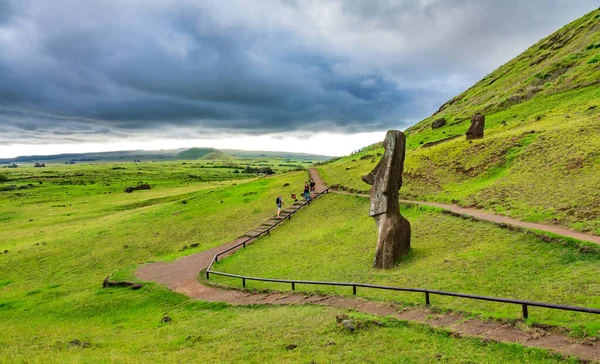 Moais am Hang mit verschwommenen Touristen — Stockfoto