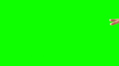 Sağ el kahverengi hapı krom arkaplanının üzerine düşürür