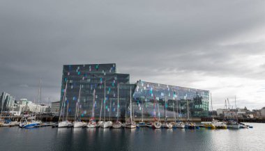 Reykjavik Limanı, İzlanda 'daki Harpa Konser Salonu