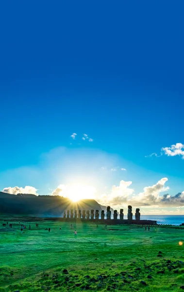 Sunstar e Ahu Tongariki icônico moai plataforma ao nascer do sol — Fotografia de Stock