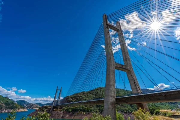 İspanya 'daki rezervuar üzerindeki asma köprü kablolu yayın — Stok fotoğraf