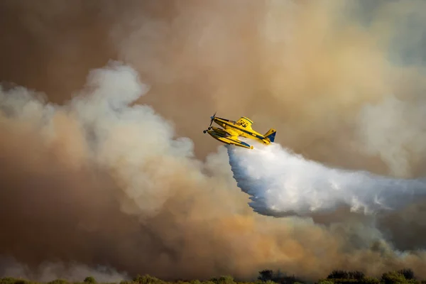 Muazzam bir yangının üzerine düşen muhteşem bir deniz uçağı. — Stok fotoğraf