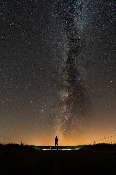 Rear view of 1 person silhouette at night with milky way — Stock Photo, Image
