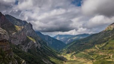 Asturias 'taki Farrapona Vadisi manzarası zaman aşımı