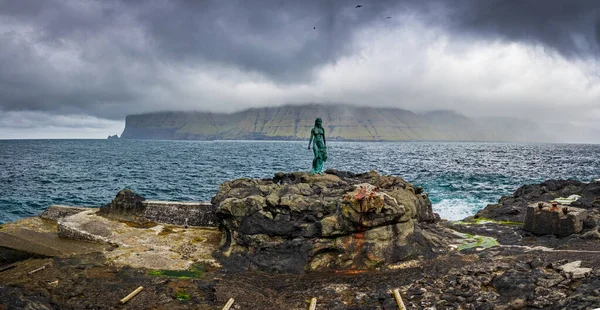 Kopakonan, the Seal Woman statue in Mikladalur village wide panorama — Stock Photo, Image