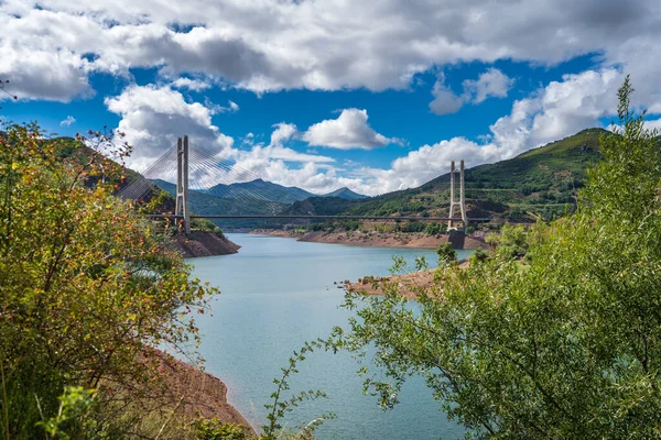 Cable suspension bridge over reservoir in Leon, Spain — Stock Photo, Image