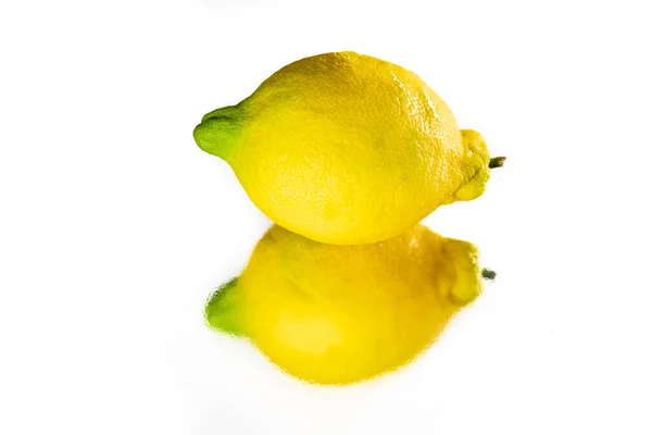 Celý citron a odraz na bílém pozadí — Stock fotografie