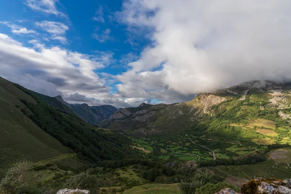 Somiedo vallei bovenaanzicht van prins uitkijkpunt — Stockfoto