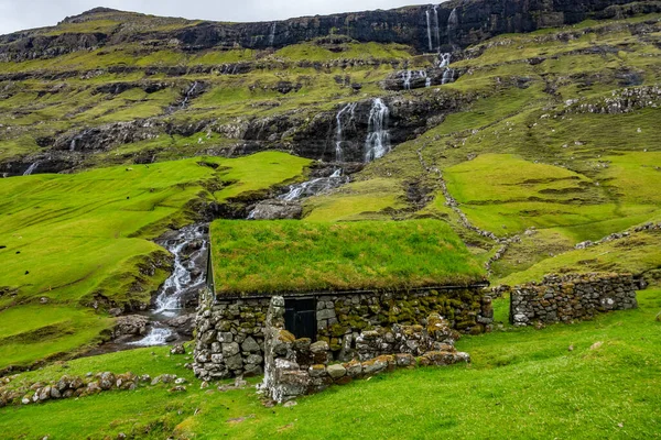 Saksun typowy dom Wysp Owczych pod wodospadem — Zdjęcie stockowe