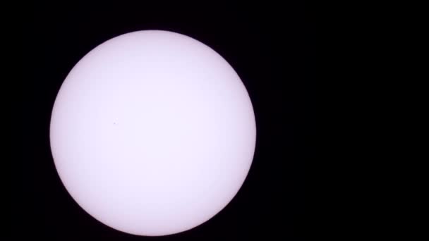 Enorme sol com manchas solares sobre fundo preto — Vídeo de Stock