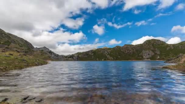 Lac, randonneurs flous et nuages laps de temps — Video