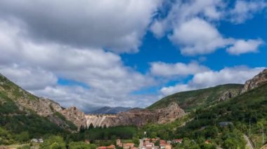Barrios de Luna barajı ve Leon, İspanya 'daki köye yakın.