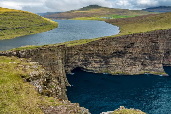 Vue imprenable sur le lac Sorvagsvatn sur les falaises — Photo