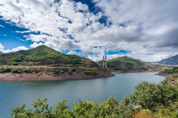 貯水池プロファイルビュー上のケーブルつり橋 — ストック写真