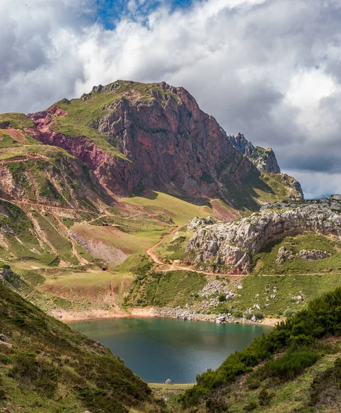 Lake, wandelpad en wolken verticale samenstelling — Stockfoto