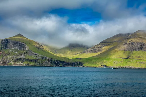 Färöer Inseln typisches Wahrzeichen mit Wasserfall zum Ozean — Stockfoto