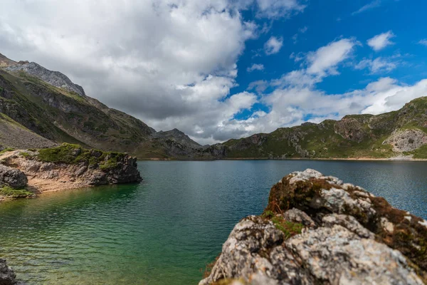 Meer, wolken en rotsen met tekstruimte — Stockfoto