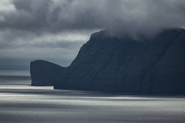 Крайнє узбережжя Фарерських островів під хмарами. — стокове фото