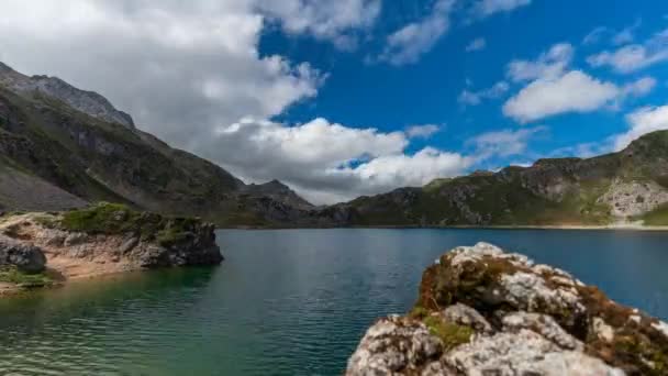 Lago e nuvens lapso de tempo com rocha borrada em primeiro plano — Vídeo de Stock