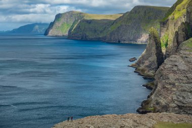 Faroe Adalarının ikonik sert kıyı şeridi