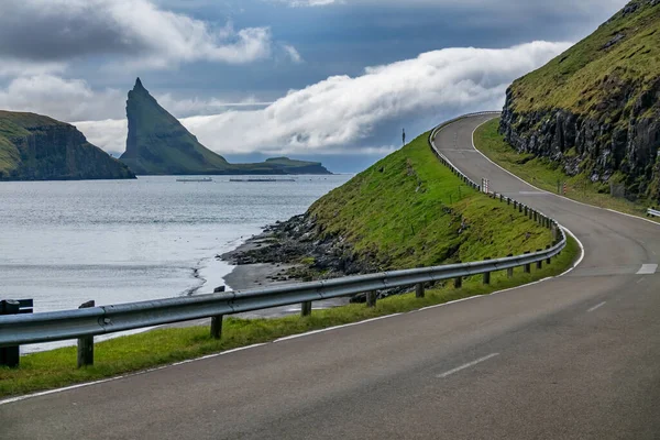 Spettacolare strada panoramica intorno al fiordo nelle Isole Faroe — Foto Stock
