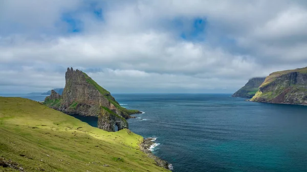 Faroe Adaları fiyordunda Drangarnir kapısı. — Stok fotoğraf