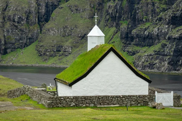 Saksun église vue arrière avec lac en arrière-plan — Photo