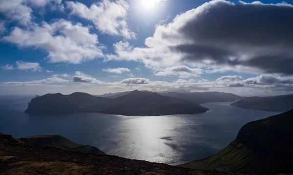 Extrémní pohled shora na pobřeží Faerských ostrovů pod mraky — Stock fotografie