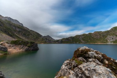Göl, bulutlar ve kayalar metin alanı, uzun pozlama