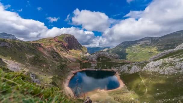 Lac spectaculaire au fond du laps de temps à Somiedo — Video