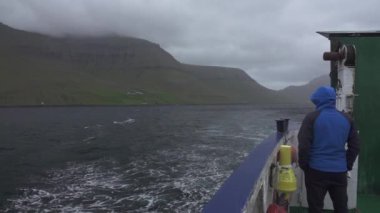 Faroe Adaları 'ndaki sis ve bulutların altında yelken açtık.