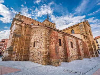 Benavente 'deki Santa Maria del Azoque kilisesi köşesinde.