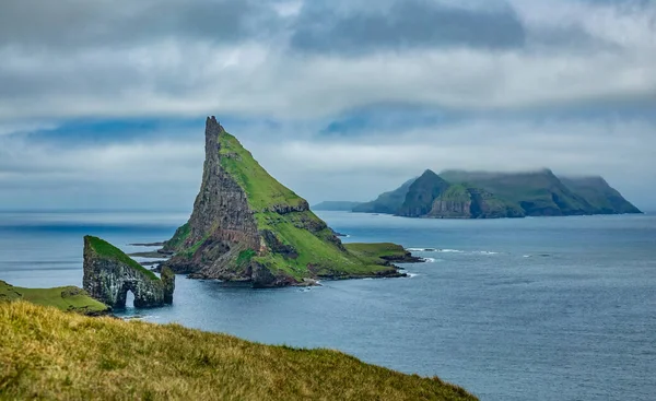 Drangarnir iconic gate and Mykines island in the background — Stock Photo, Image