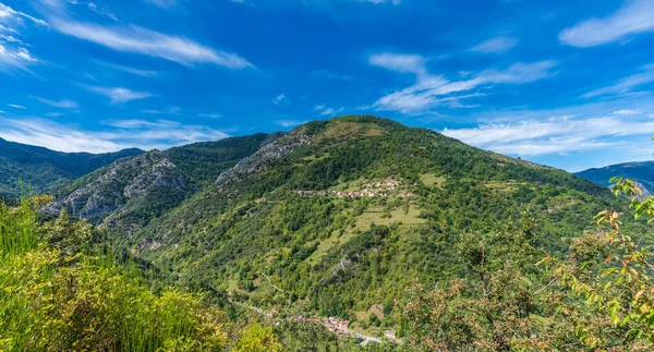 Vadi üzerindeki farklı irtifada küçük köyler.