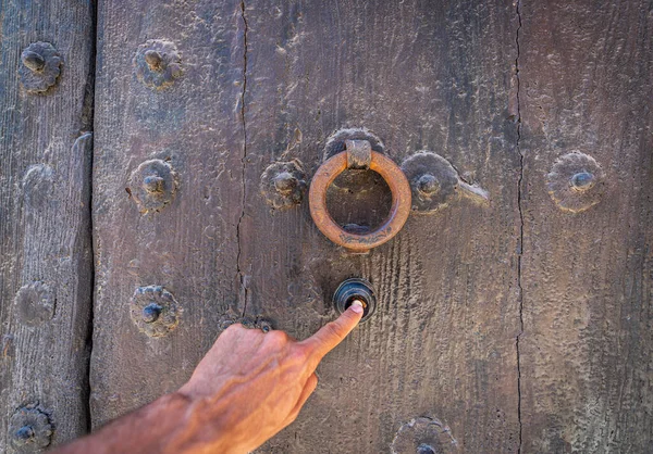 用门锁敲响老式木门 — 图库照片