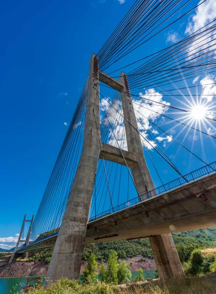 Pont suspendu par câble au-dessus du réservoir avec soleil étoilé — Photo
