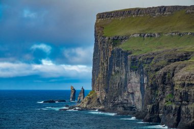 Ufuktaki Faroe Adalarından Risin og Kellingin